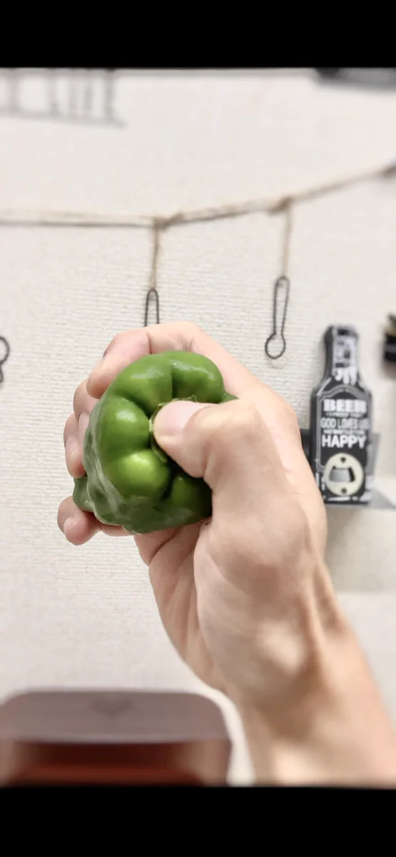 これは覚えておいた方が良さそう！ピーマンの種はへたを押すだけで簡単に取れちゃう？！