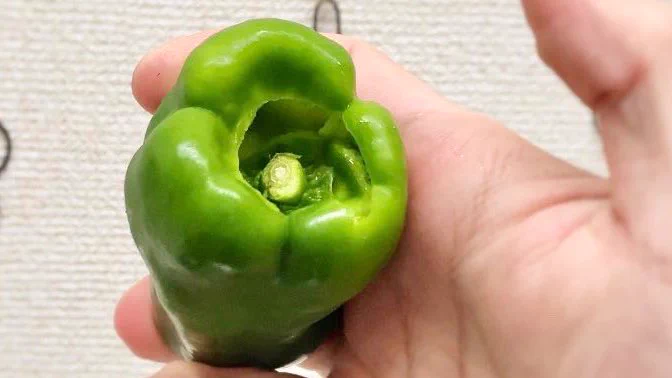 これは覚えておいた方が良さそう！ピーマンの種はへたを押すだけで簡単に取れちゃう？！