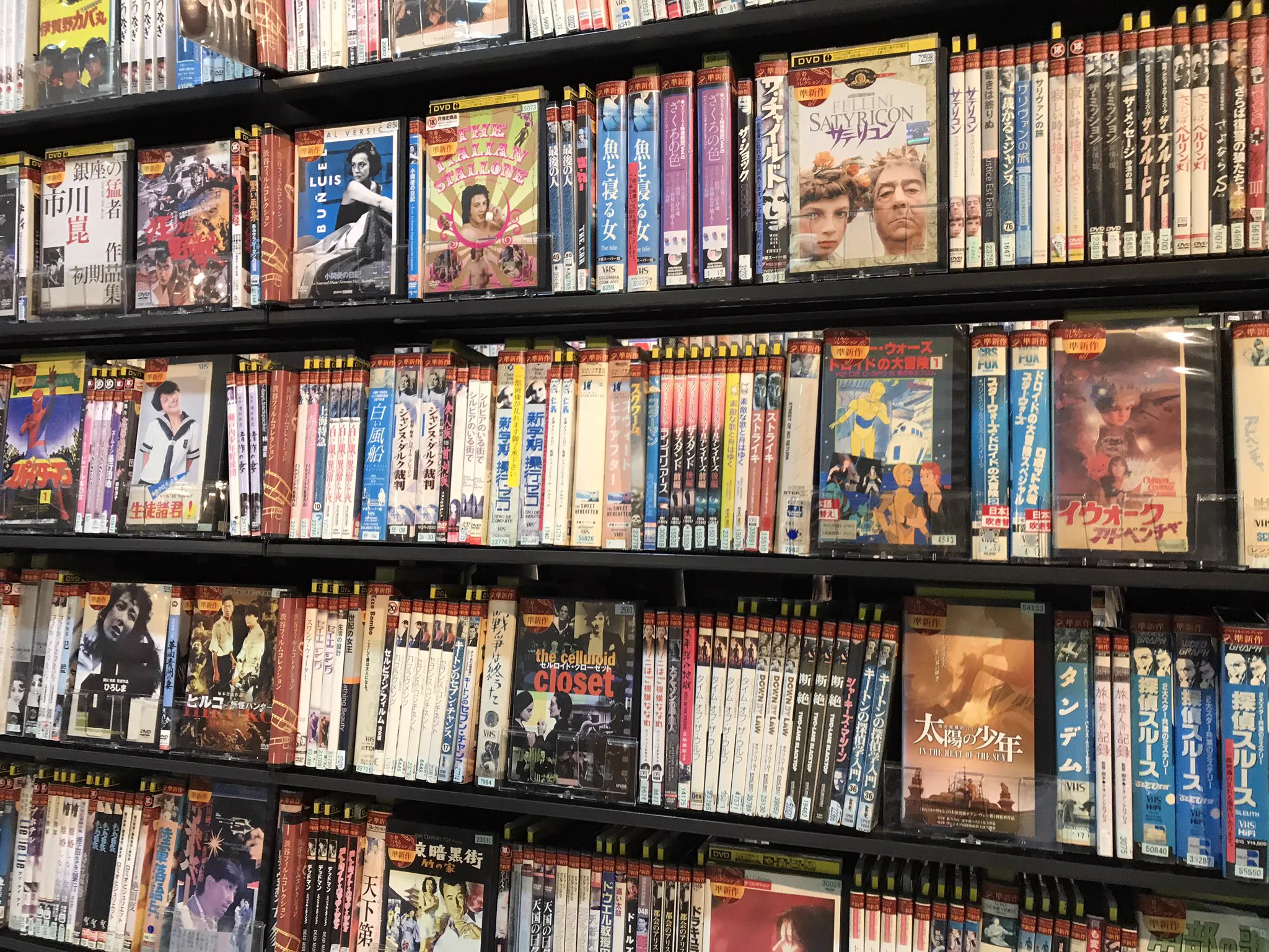 渋谷TSUTAYAに突如VHSコーナーが誕生！デッキのレンタルもやってるぞｗｗｗ
