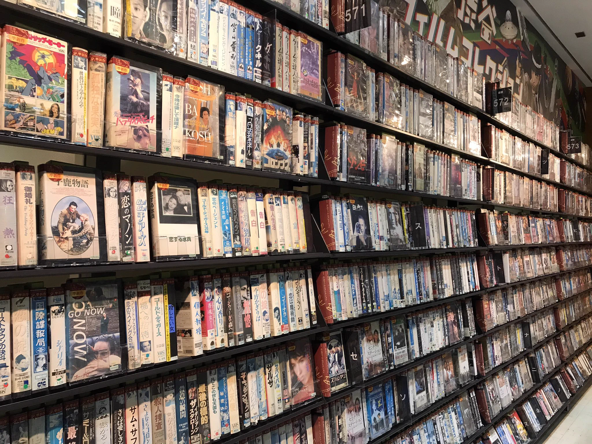 渋谷TSUTAYAに突如VHSコーナーが誕生！デッキのレンタルもやってるぞｗｗｗ