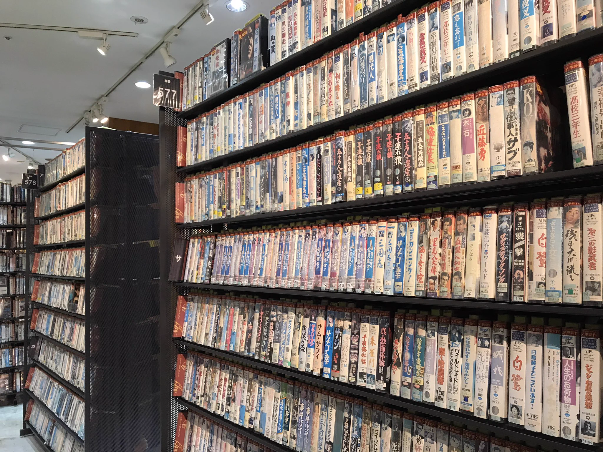 渋谷TSUTAYAに突如VHSコーナーが誕生！デッキのレンタルもやってるぞｗｗｗ