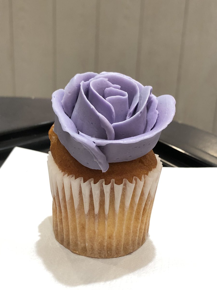 六藤あさぎ Fairycake Fairの紫の薔薇 高貴な薔薇 生バタークリームがおいしくておいしくてもう 中のジャムもおいしくおいしくてもう Fairycakefair 薔薇スイーツ 薔薇カップケーキ 東京駅スイーツ T Co Vc2j6iogq6 六藤あさぎ Fairycake Fairの紫の薔薇 高貴な薔薇 生バタークリームがおいしくておいしくてもう 中のジャムもおいしくおいしくてもう Fairycakefair 薔薇スイーツ 薔薇カップケーキ 東京駅スイーツ T Co Vc2j6iogq6