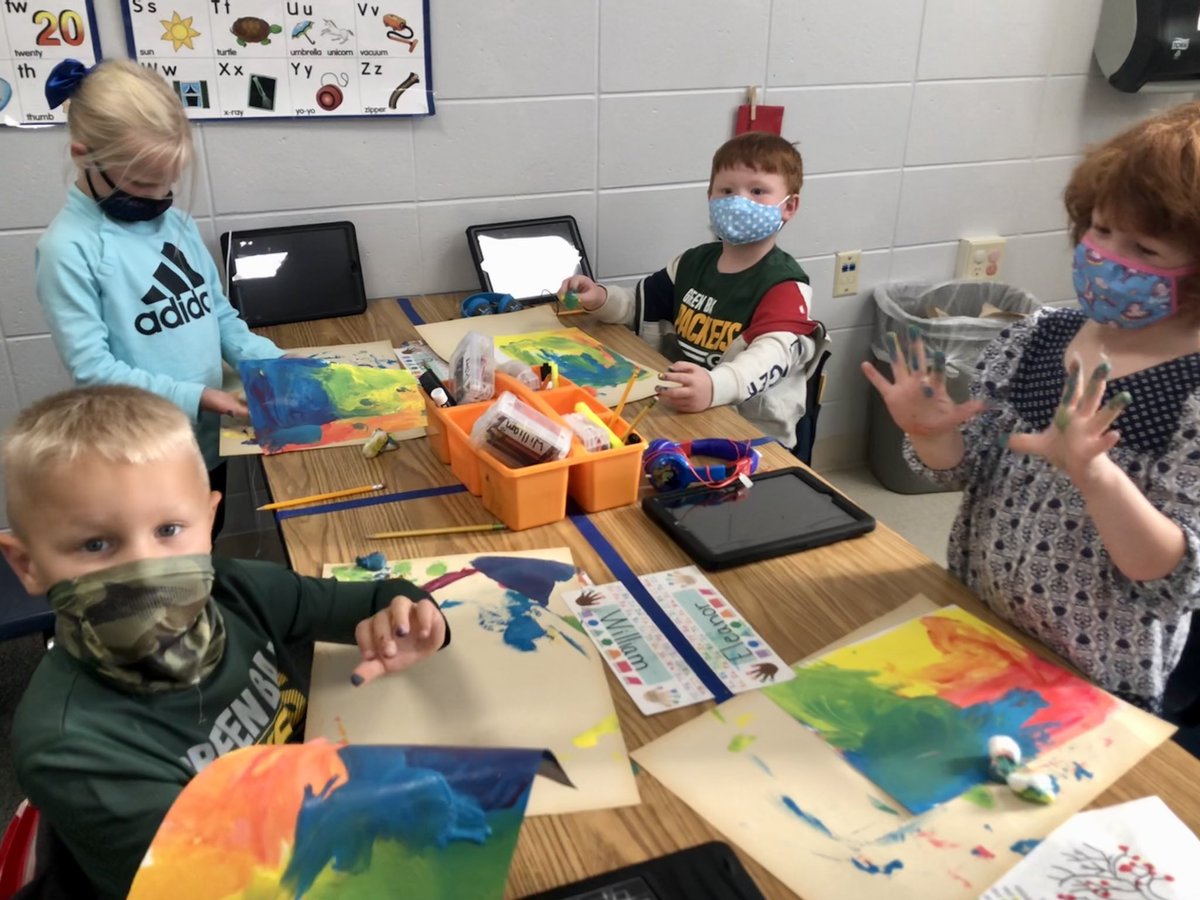 MichaudAlicia's tweet photo. Kindergarten Wilinski and at Hillcrest today painted color wheels with art on a cart! #RaiderStrong #masterpieceart #kinderart https://t.co/NOpUgbTfKv