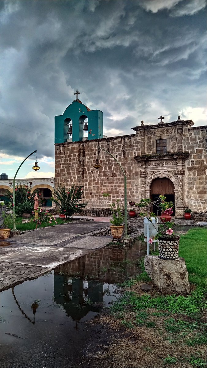 DoblerH's tweet photo. Con este cielo se me antoja un buen café, y arrepentirme de mis pecados. 

Así la tarde de hoy en mi pueblo, San Lucas #Tlajomulco https://t.co/lM8m1haQyb
