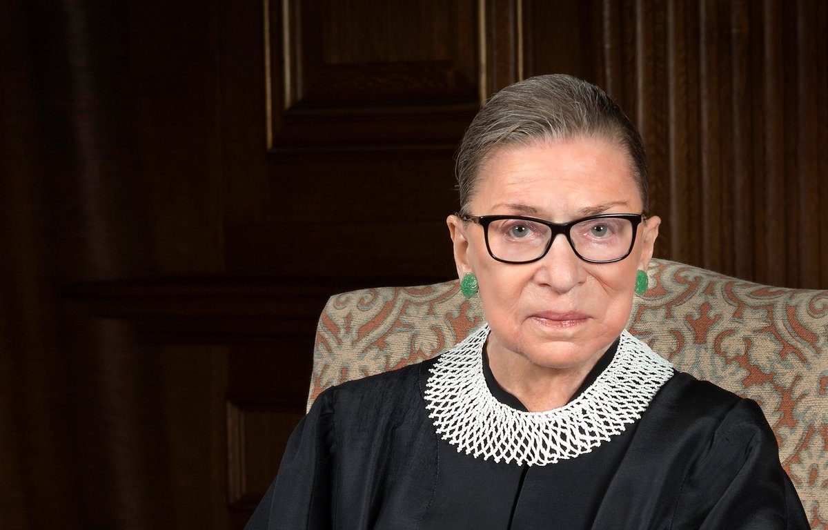 #EEUU🇺🇲| Ruth Bader Ginsburg, jueza asociada de la Corte Suprema de Estados Unidos, que ha hecho historia debido a su lucha por la igualdad de género, falleció este viernes a los 87 años de edad por complicaciones de cáncer de páncreas metastásico.#N4V