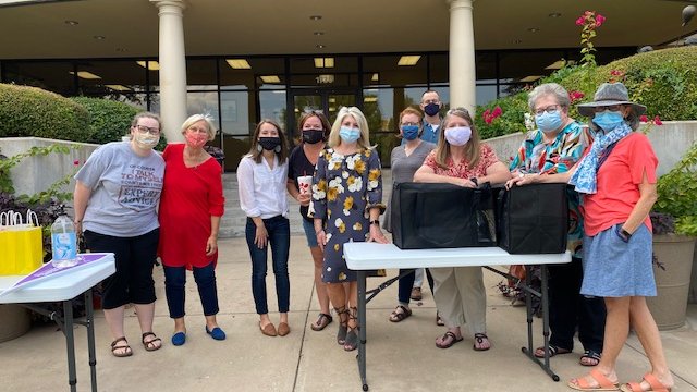 ACUTeacherEd's tweet photo. This week we had our very first drive-thru #Rookies. Local alumni in their first five (or six 😉) years of teaching dropped by for a boxed dinner, goody bag, @ACUedu pennant for their classrooms, and some socially distant opportunities to process their first weeks of school. https://t.co/JiDKo0MbRZ