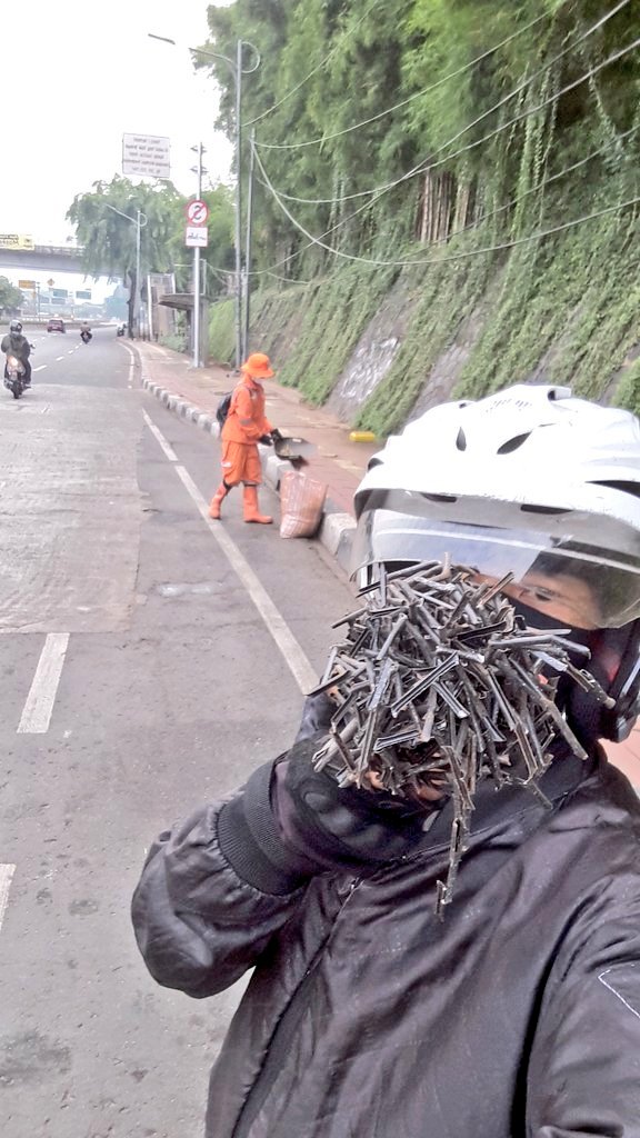 RadioElshinta's tweet photo. 07.33: RT @rohim_saber: Ranjau jari-jari payung hasil penyapuan dari ruas Jl Gatsu Senayan arah Semanggi, #Jkt hati-hati jika melintas. #ElshintaWeekend  https://t.co/RmQeXgI0us