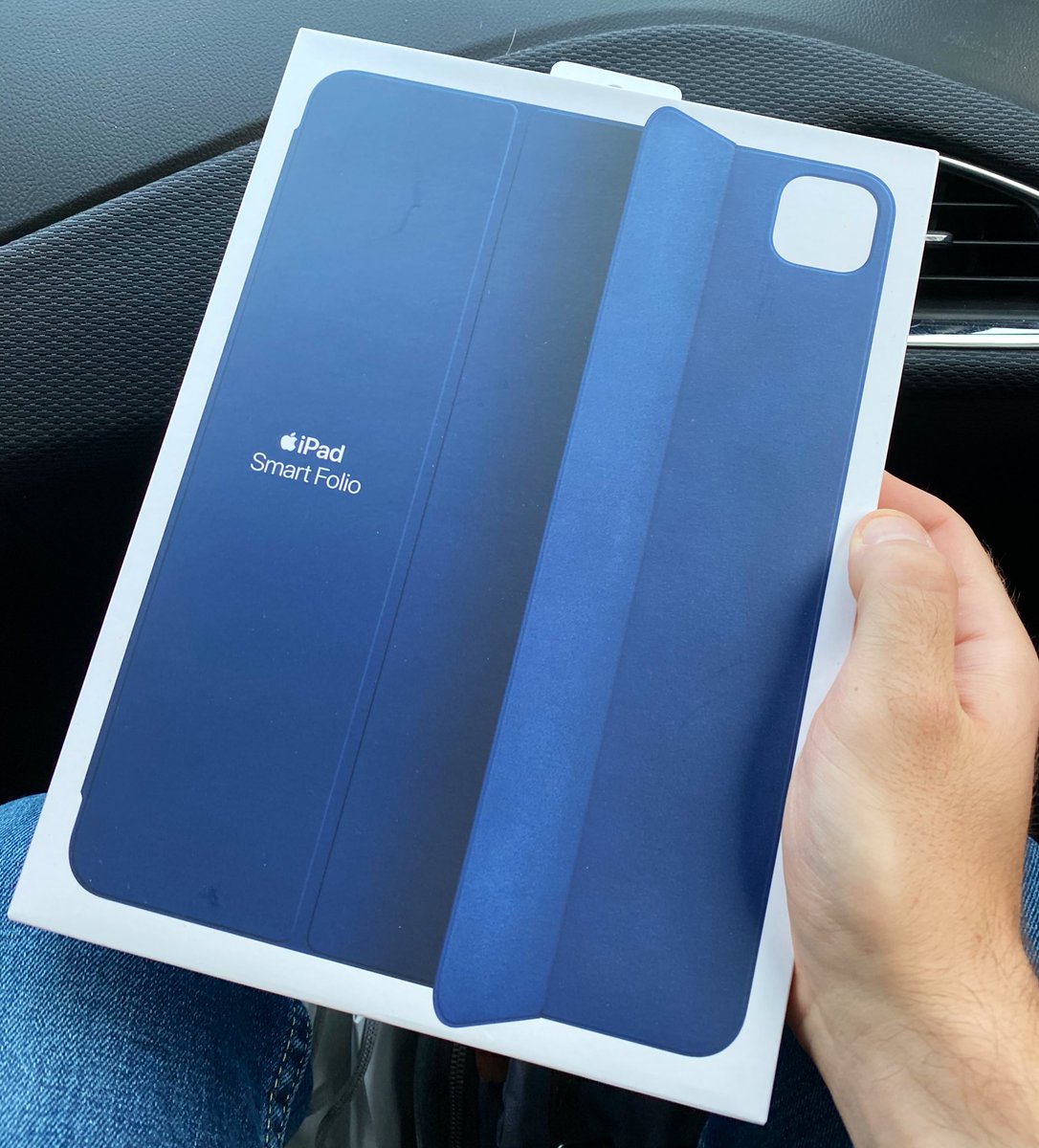 BasicAppleGuy's tweet photo. Happy #iPadProSmartFolio Day! 🥳
The packaging now shows the cutout to help differentiate #iPadAir from the #iPadPro! #StupidHashtags https://t.co/05cm7HBMfc