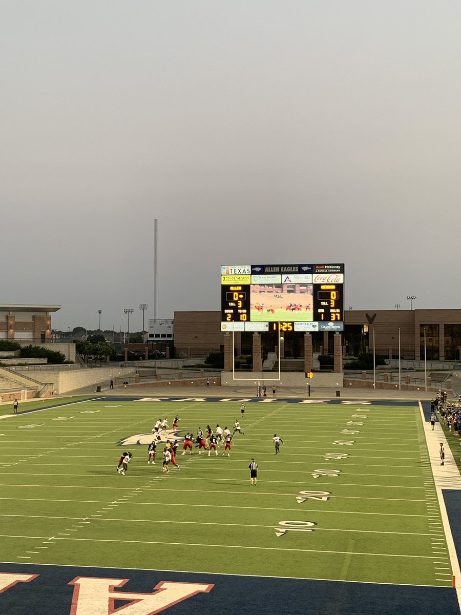 jkkushnir's tweet photo. Friday night lights - Go Hawks! https://t.co/3dauAd3fY3