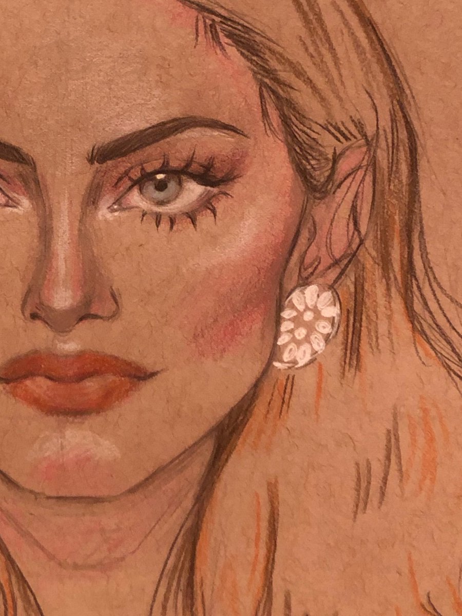 في مرفأ عينيك الأزرق
 أركض كالطفل على الصخر
 أستنشق رائحة البحر
 وأعود كعصفور مرهق
 في مرفأ عينيك الأزرق 
أحلم بالبحر وبالإبحار 
وأصيد ملايين الأقمار 
تتكلم في الليل الأحجار 
في دفتر عينيك المغلق 
من خبأ آلاف الأشعار 
لو أني بحار لأرسيت 
كل مساء في مرفأ عينيك الأزرق
#كل_ماهو_أزرق