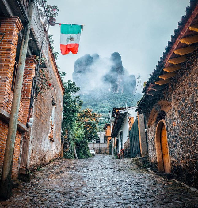 Tepoztl&aacute;n es un lugar  m&iacute;stico donde puedes respirar un rico aire limpio y llegar bien alto subiendo<a href="/tag/somosrotamundos"class="tags"><span>#somosrotamundos</span></a>