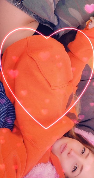 Woohoo more than halfway through my farmdays 🥳 🥳  This is also the first daytime I've had a daytime off<a href="/tag/camgirl"class="tags"><span>#camgirl</span></a><a href="/tag/mfcpromo"class="tags"><span>#mfcpromo</span></a>