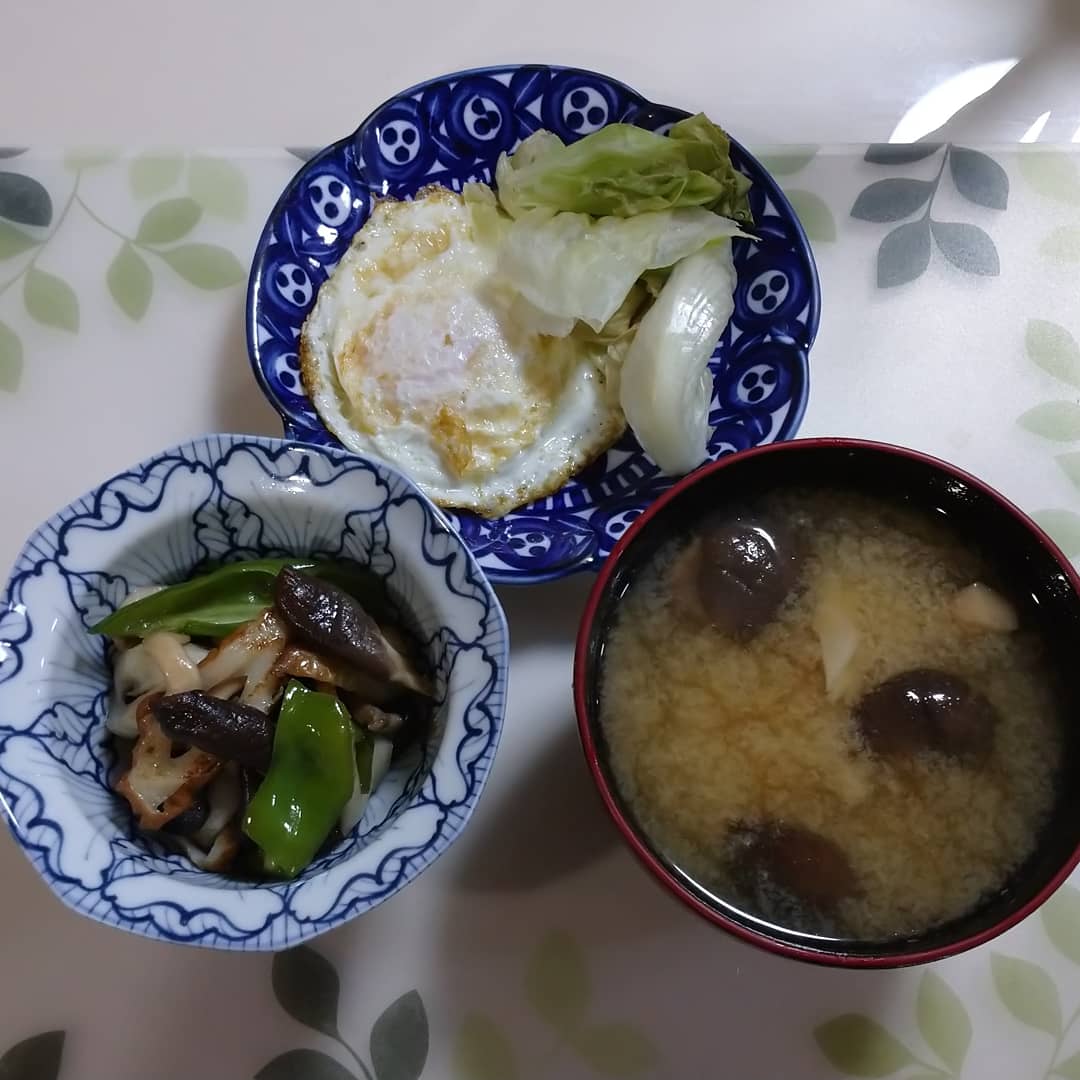 Hotcherrypie Goodmorning Mycooking ゆっくりしたい 忙しい Breakfast Friedegg Friedvegetables Misosoup Greenpapper Mushrooms 朝御飯 万願寺とうがらし ひらたけ 目玉焼き お味噌汁 お味噌汁の具 ヒラタケの味噌汁 Lettuce