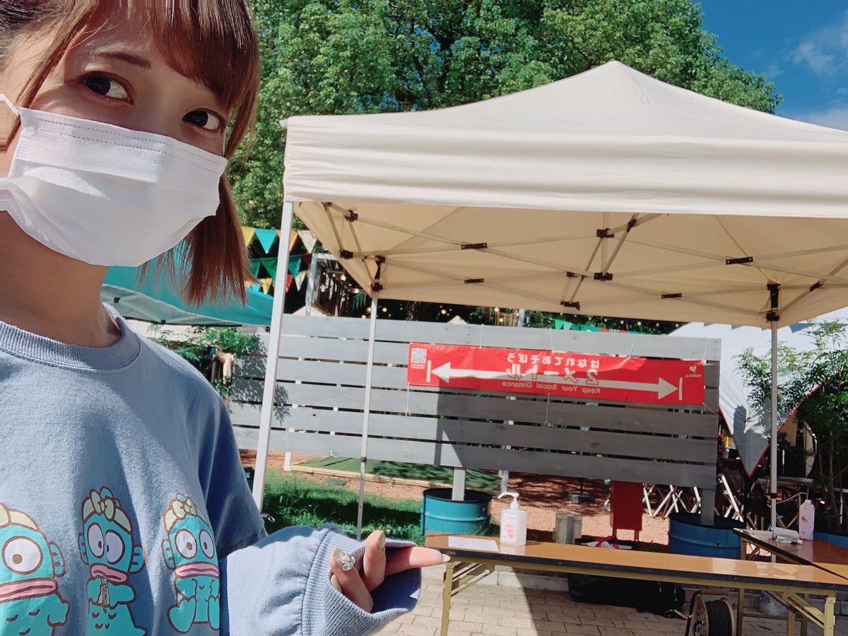 mioppi_0202's tweet photo. きょの現場です！！
テントのところは、物販受付です！！
撮影会の受付もここでやります⭐️
そして、ステージ！！！
椅子の置いてあるほうが正面になると思うよ〜😚 https://t.co/7iXdyz787s