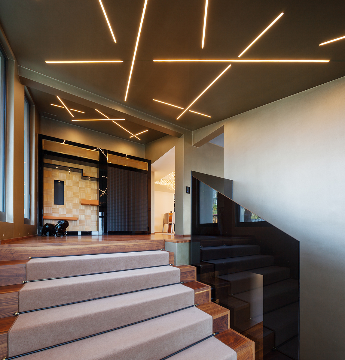 Laqfoil's tweet image. Do not forget to look up while climbing the stairs 🙂 

Link in a bio 👆 

#stair #lightlines #darkceiling #light