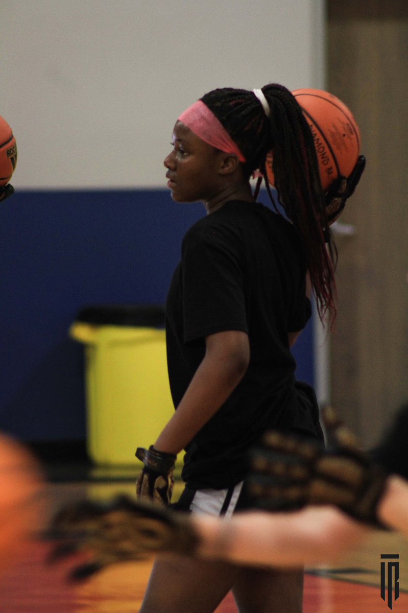 The @irv_roland camp was 🔥per usual! @DiamondBritt06 hard at work with the @POWERHANDZ1 https://t.co/5jUInSXPOX