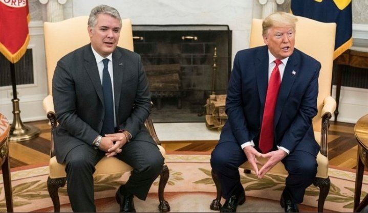 A ver... Indique en dos oraciones cortas que tenemos en esta Foto.

Ejemplo:
Mayor Productor.
Mayor Consumidor.