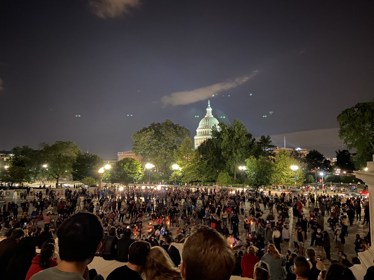 KelseyReichmann's tweet image. Crowd at the Supreme Court is growing by the minute