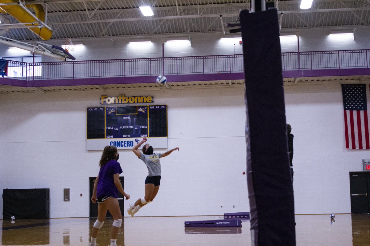 A few shots from <a href="/FontbonneV/">Fontbonne Women’s VBALL</a> putting in the work at practice today! #FBUGriffins #SoarHigher
