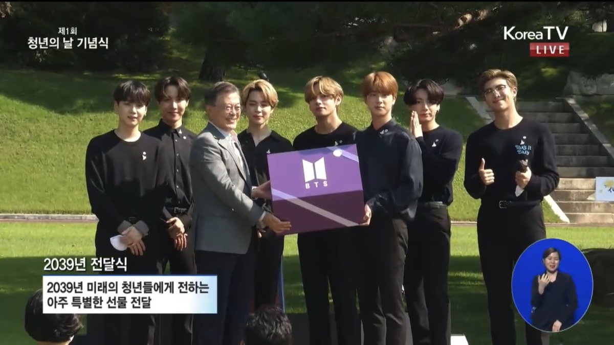 armyindonesiaa2's tweet photo. Hadiah yg diberikan BTS akan disimpan oleh National Museum of Korean Contemporary History dan akan terungkap setelah 19 thn!

Semoga kita diberi umur panjang, besok 19 tahun lagi kita berkumpul lagi utk melihat isi box nya, oke?💜
#BTS #방탄소년단 @BTS_twt https://t.co/TH7Ai7Dv3A