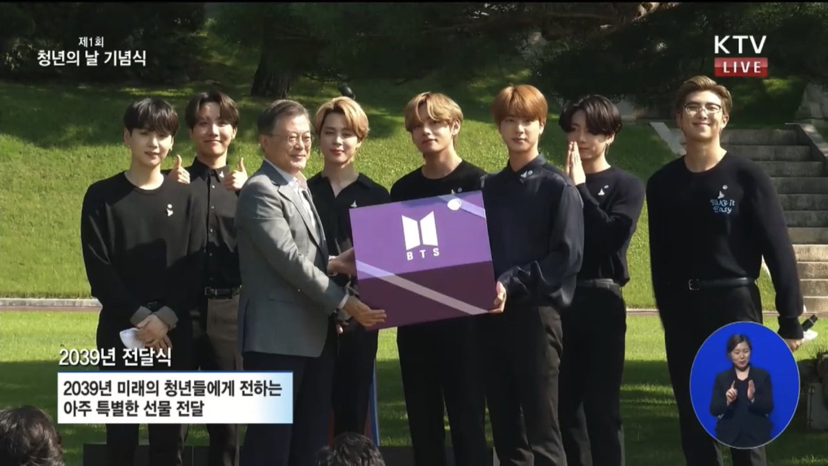 armyindonesiaa2's tweet photo. Hadiah yg diberikan BTS akan disimpan oleh National Museum of Korean Contemporary History dan akan terungkap setelah 19 thn!

Semoga kita diberi umur panjang, besok 19 tahun lagi kita berkumpul lagi utk melihat isi box nya, oke?💜
#BTS #방탄소년단 @BTS_twt https://t.co/TH7Ai7Dv3A