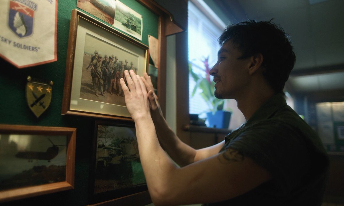 1x05asking their brother diego to drop them off at a “veterans of foreign wars” bar, klaus finds a photo of his late lover n themself on the wall, reminiscing of the times they had together.this is cut short by audio cues of explosions, gun fire, and klaus calling out to dave.