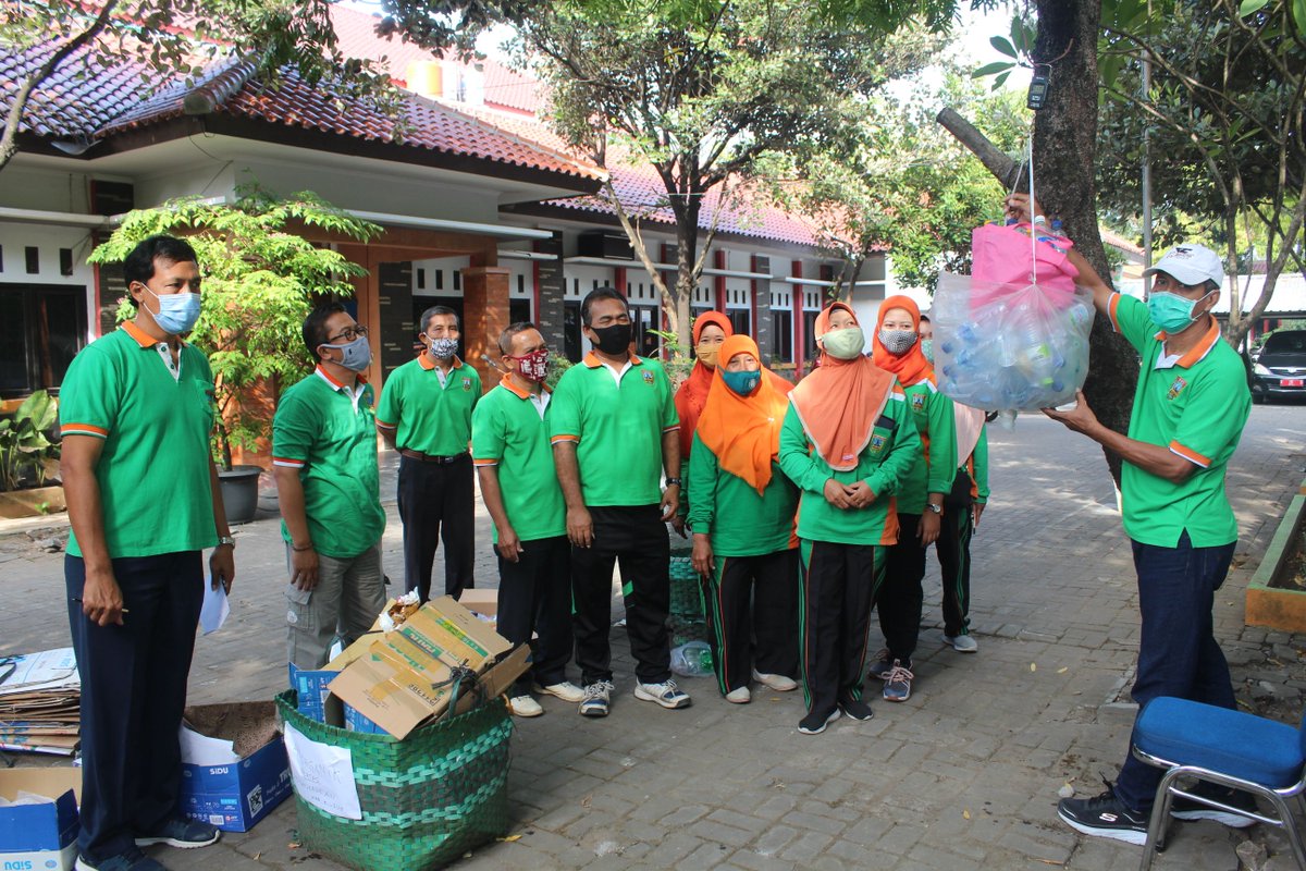 DispertanKudus's tweet photo. Apel WCD dan aksi clean up dipimpin Kepala Dinas Pertanian dan Pangan Kabupaten Kudus, Catur Sulistiyanto S.Sos MM di halaman kantor. Setelah apel kemudian seluruh jajaran menuju ke bidang masing-masing untuk aksi clean up. @Pemkab_Kudus @pkplhkudus @intakoris_s @tamzil_hartopo https://t.co/8aT8jRZvmD