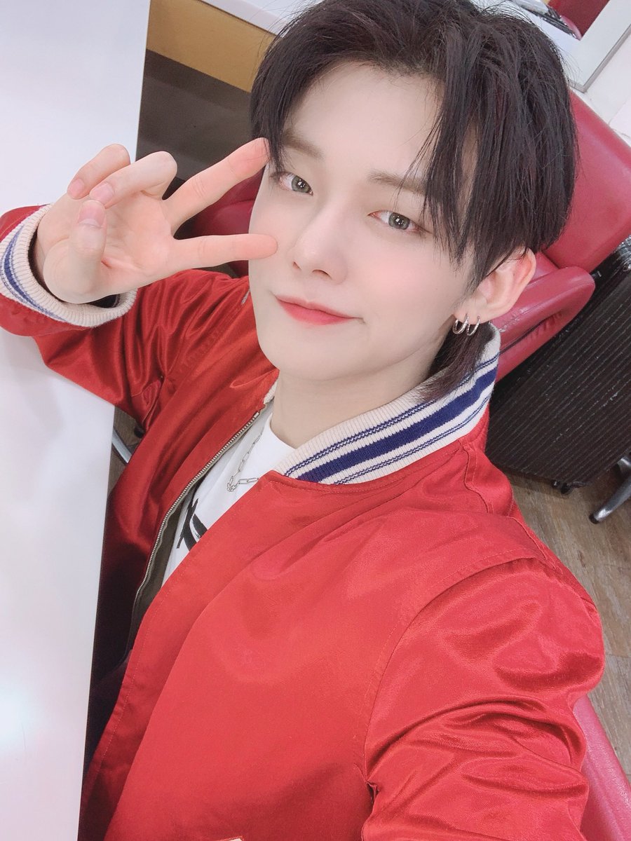 velvetlua's tweet photo. black haired yeonjun's doing things to me man 😳🤪 https://t.co/NrPBFVFDPE