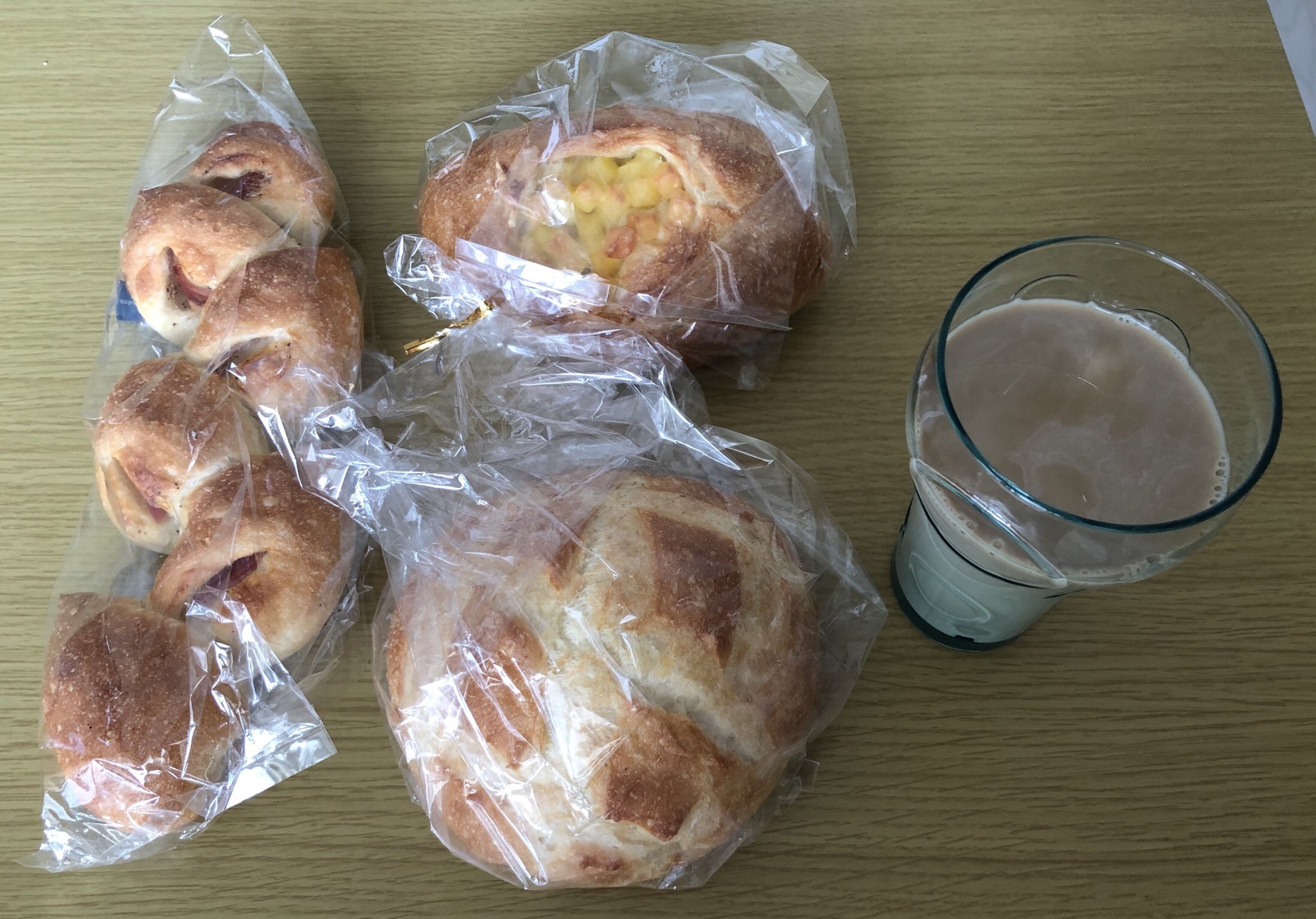 Psr ばつまる社長 Withu お昼めっし Donqのパン どうしてもフランスパンとか 硬いパンばっかり選んでしまう あご痛くなるんですよね 笑 でも美味しい お昼 めっし パン Donq T Co Iuwz8f8hon Twitter