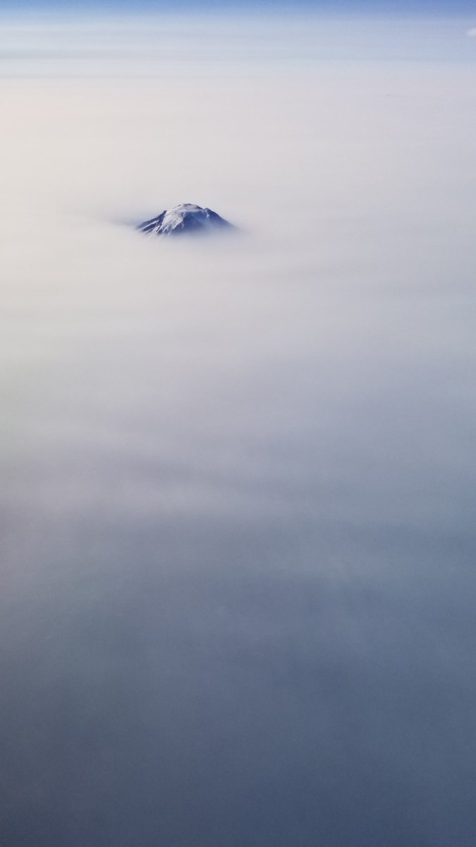 kittysplatt's tweet photo. Flew over #Rainier last Friday when the smoke was almost at its worst in the PNW, it even turned the snow brown https://t.co/9N9P1YGYec