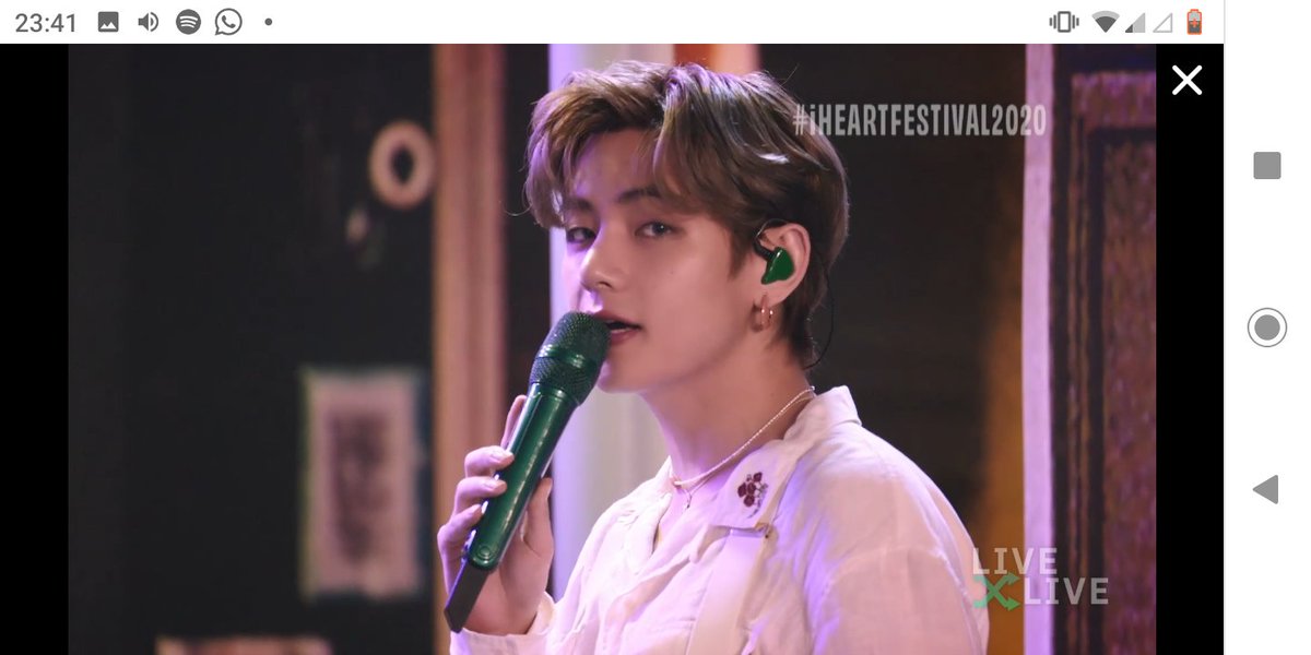KymberlleA's tweet photo. E foi nesse momento que eu parei de respirar/E no outro momento que eu voltei a respirar de novo 😍😭💜
#iHeartFestival2020 #BTS @BTS_twt https://t.co/6AJWnhWP0z