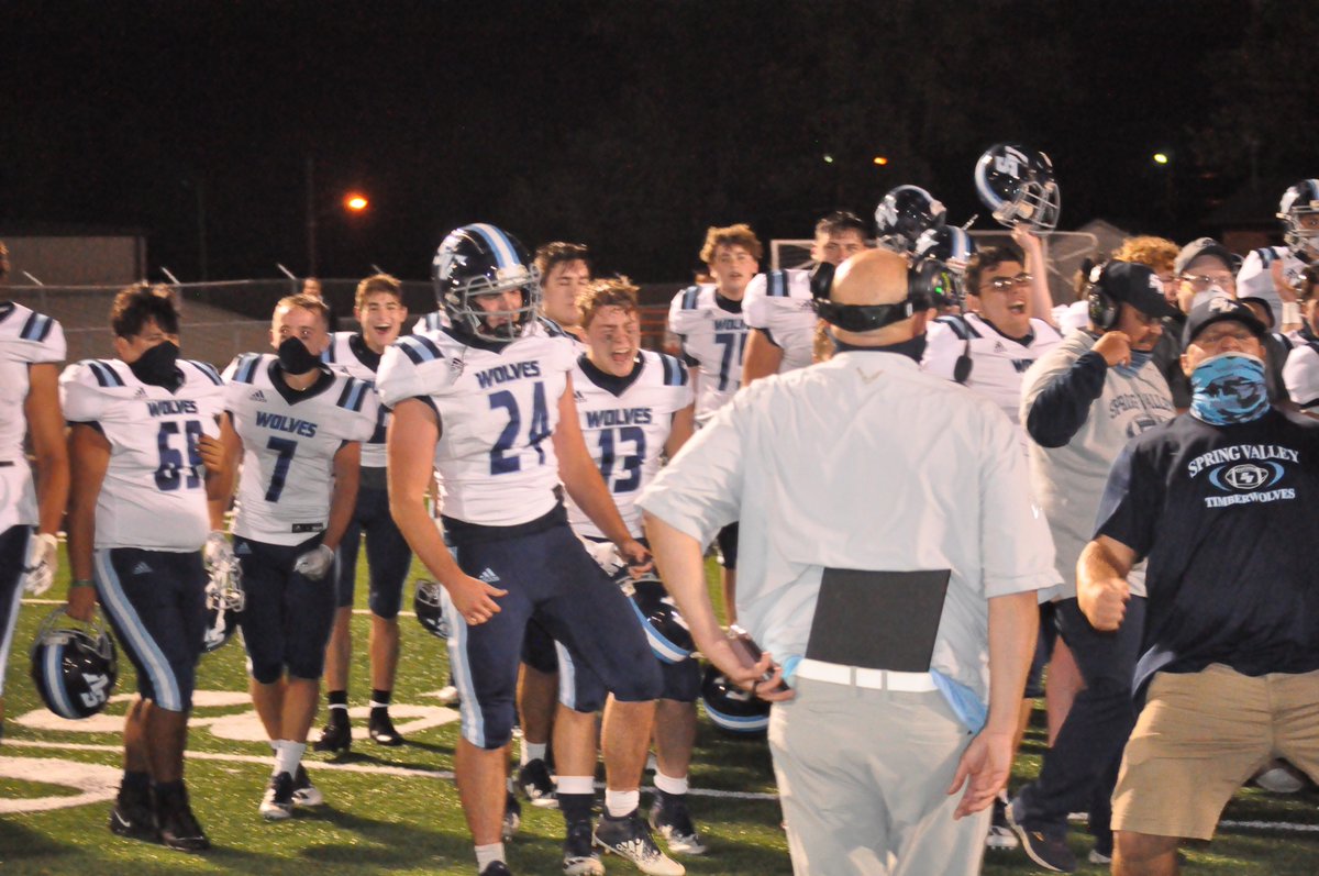 gcarey938's tweet photo. Spring Valley held off Martinsburg 22-20, ending the Bulldogs' 57-game win streak in the process. #wvprepfb

https://t.co/27e9TQ1C42 https://t.co/uVsSfcGklG