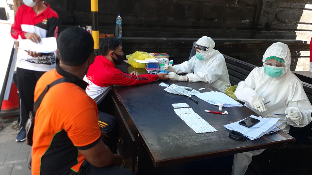 polsekkuta's tweet photo. Personil Polsek Kuta Polresta Denpasar Mengikuti Rapid Test bertempat di halaman Mapolsek, Sabtu (19/09/2020) pagi.
#divisihumaspolri #poldabali #polrestadenpasar #personil #rapidtest #protokolkesehatan #pakaimasker #bersamacegahcorona #BersatuLawanCovid19 #jagajarak #infobadung https://t.co/AmdJYk9hfA