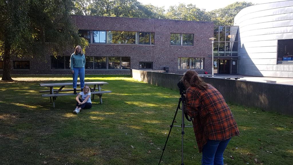 Svae bereidt klassenfoto's vwo 5 voor.