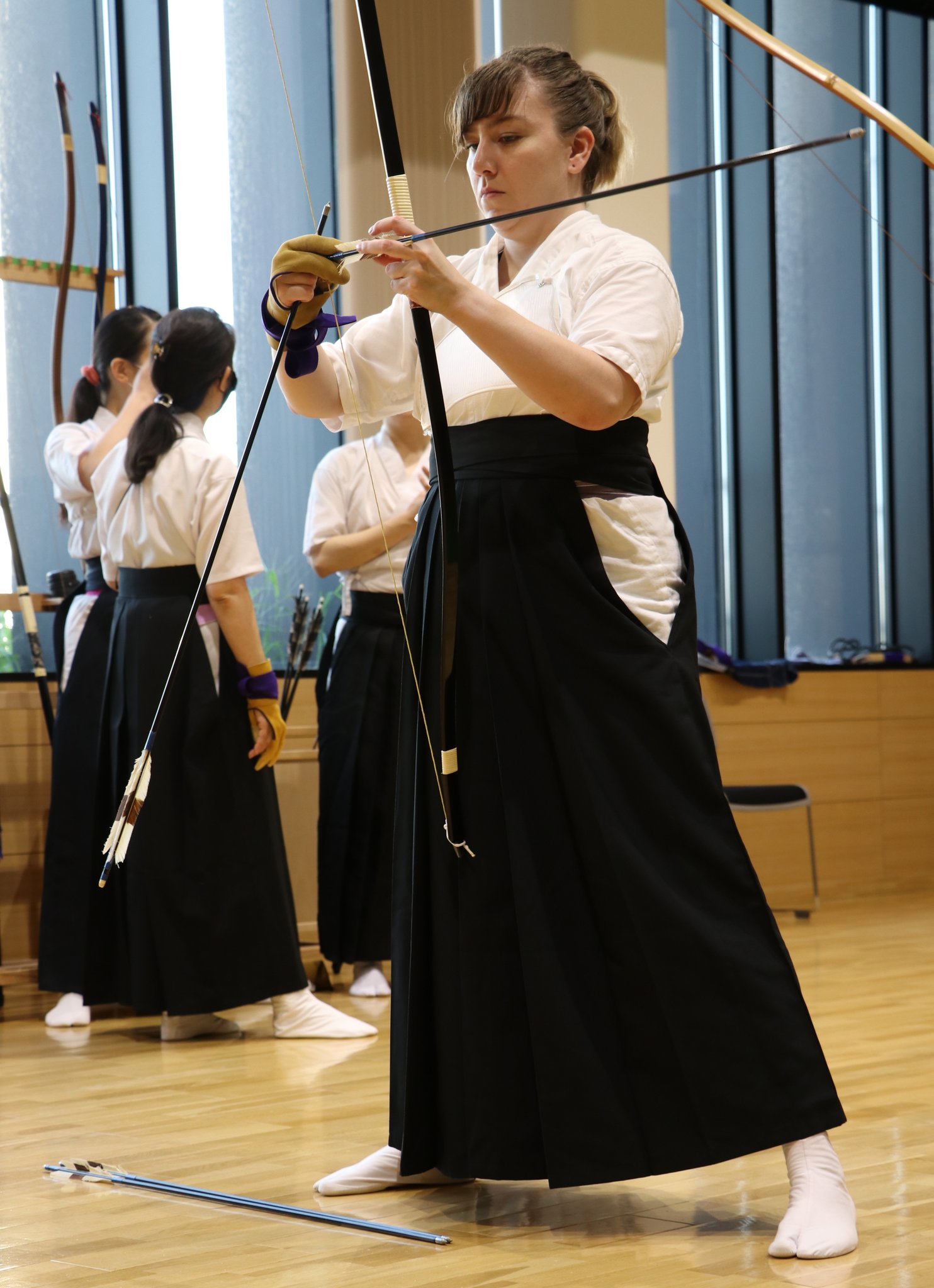 ジェシカ Jessica Gerrity ニュージーランド 埼玉 弓道 Kyudo 稽古会にて外国女性初参加 来日3年 弓2年 道場で弓矢触るまで半年 的前まで更に半年 よくある話し 弓と禅の動画 写真で初めて自分の引いてる姿見たっと 直行母国実家に送る 引く