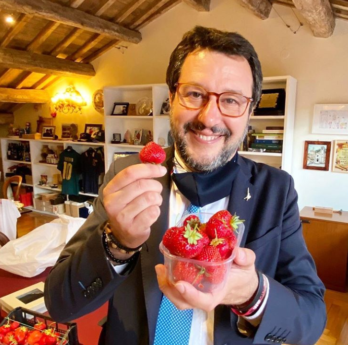 BananaPopulism's tweet photo. 🍌What's your favourite populist style? Is it pickles🥒cats 😼strawberries🍓or even ties👔? Check out all the latest DATA from @BananaPopulism right here👉 https://t.co/JiG1jWG1LB🍌 #picklepower #politicats #thinkstrawberries #dogties https://t.co/h2Xbz3XIZl