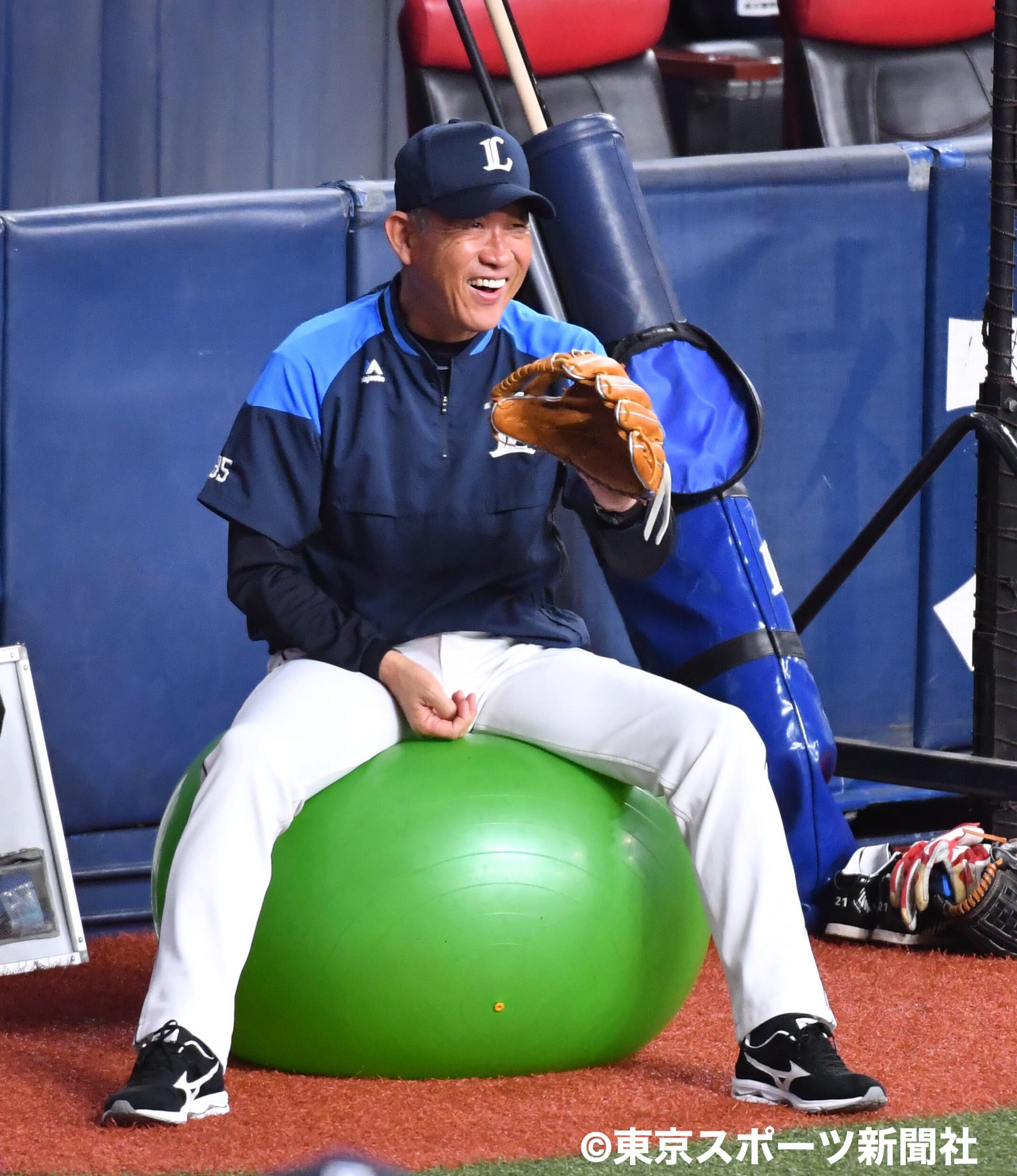 東スポ 写真部 プロ野球 ２０２０年９月１９日 オリックスx西武 京セラドーム バランスボールに座る辻発彦監督 埼玉 西武 ライオンズ 辻監督 バランスボール 東スポ 東京スポーツ T Co 8vfimk1hwn Twitter