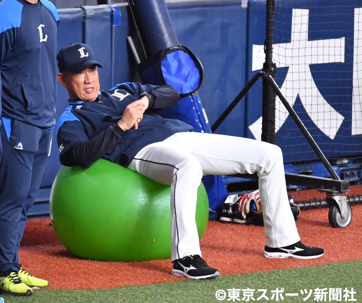 東スポ写真部 プロ野球 ２０２０年９月１９日 オリックスx西武 京セラドーム バランスボールに座る辻発彦監督 埼玉 西武 ライオンズ 辻監督 バランスボール 東スポ 東京スポーツ