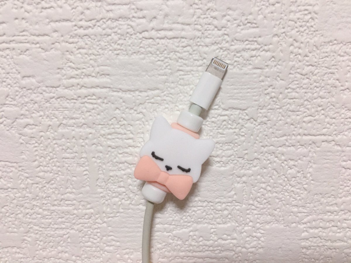 neko365_m's tweet image. 可愛い系は置かないようにしてるけど、猫グッズだけは別♡
#seria #猫グッズ #ケーブル保護カバー