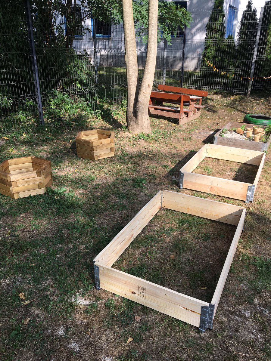 paultwalton's tweet photo. Saturday morning, preparing garden planters at school in our Early Years Area. ๐ quite good fun this! ๐
#education #healthylifestyle #outdoorlearning #bisllearning https://t.co/ULOOCMMnQV