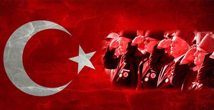 En çok da “Vatan” diye çarpıyor kalbimiz.
Şehadete “vuslat” nazarıyla bakan, gazayı hayat tarzı olarak bellemiş zihinlere sahibiz...

Başta Gazi Mustafa Kemal Atatürk olmak üzere, gelmiş geçmiş tüm gazilerimizi minnet ve şükranla...
#GazilerGünü