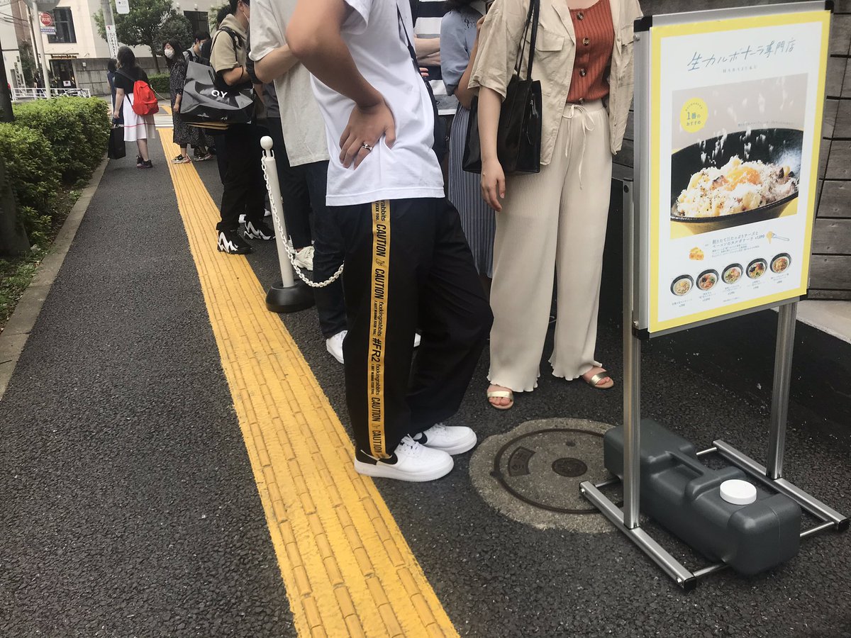 アライユウサク One Photo Pa Twitter 原宿に出来たカルボナーラ専門店を見に来たよ ほらね 流行るって言ったでしょ 13 30でも人以上の大行列 今日はこの後仕事あるから 日を改めて再訪します カルボナーラ食べたい T Co Lwjli3iib9