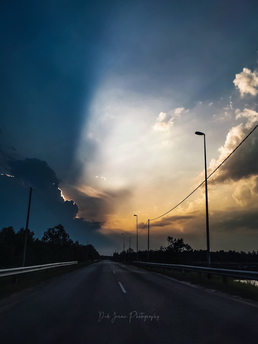 didijeay's tweet photo. "Before you can see the Light, you have to deal with the darkness."📍Kuching @ 5.49pm
#huaweiphotography
#huawaimobile
#huaweisnapys
#huaweishot
#huaweiphoto
#takenwithhuaweismartphone
#huaweinextimage #light #sky
#skyporn #skylovers
#skyphotography https://t.co/iiNqhPg8CO