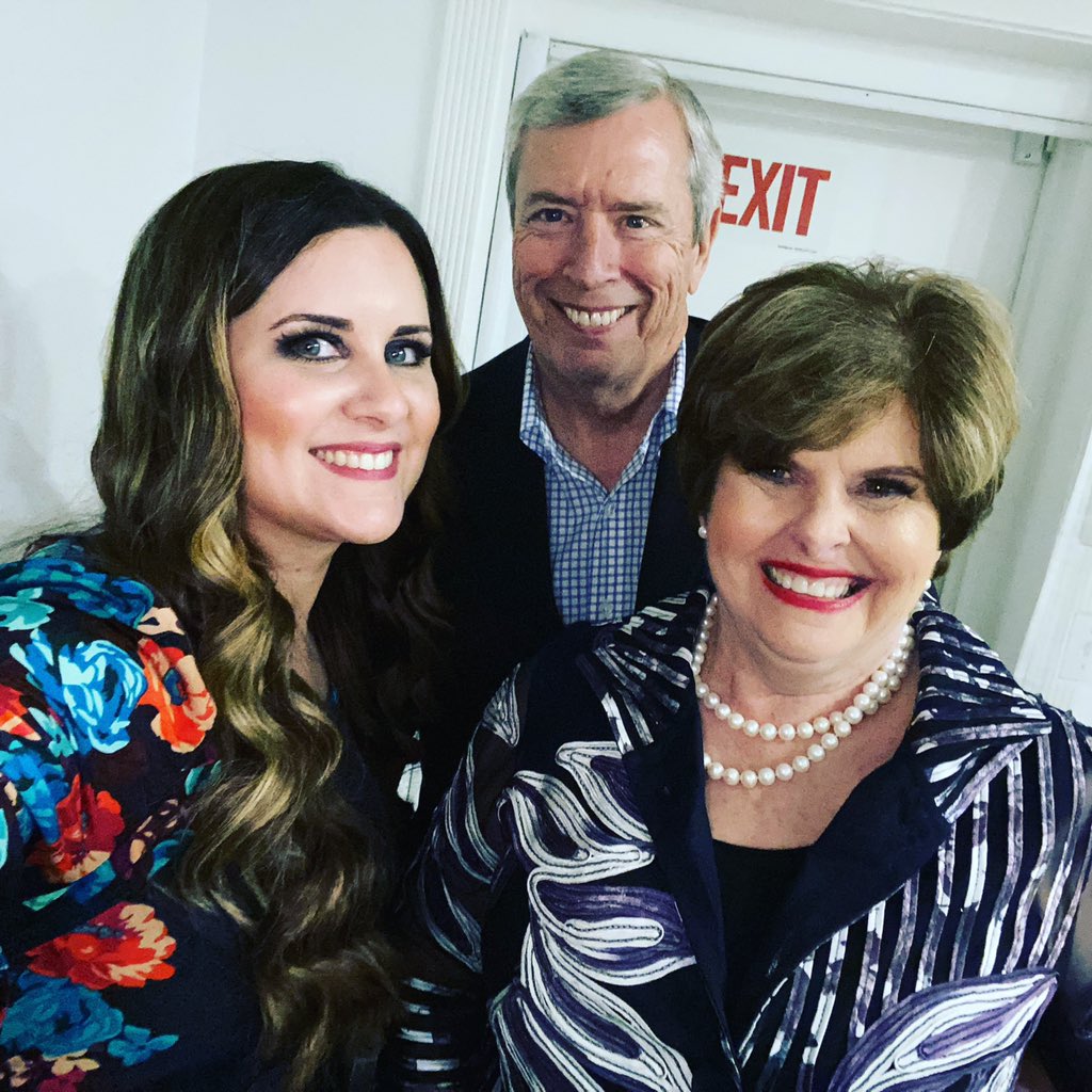 Nilsaalvarez's tweet photo. I SO love these people right here! Honored to translate for @cindyjacobs all weekend at #SegadoresDeVida & their womenโs conference #Redoma. ๐ฆ
#TeamJesus #HerStory #LetGodLead #SeeGodDo #TagTeamProphets https://t.co/J93aoOu64f