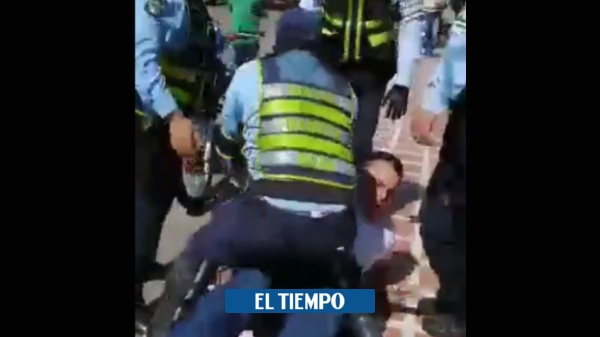 bedoyali75's tweet photo. Bochornosa pelea entre agentes de Tránsito y un motociclista en Neiva https://t.co/kEU9xeU5G7 https://t.co/7WN7PjB3P1