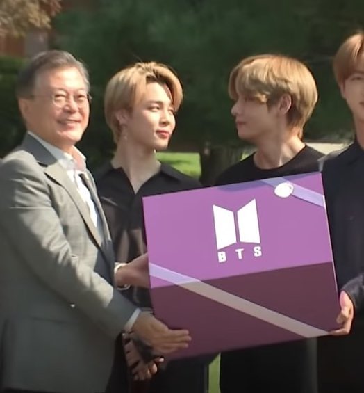 chaoticVkook's tweet image. they really did that in front of president 😭