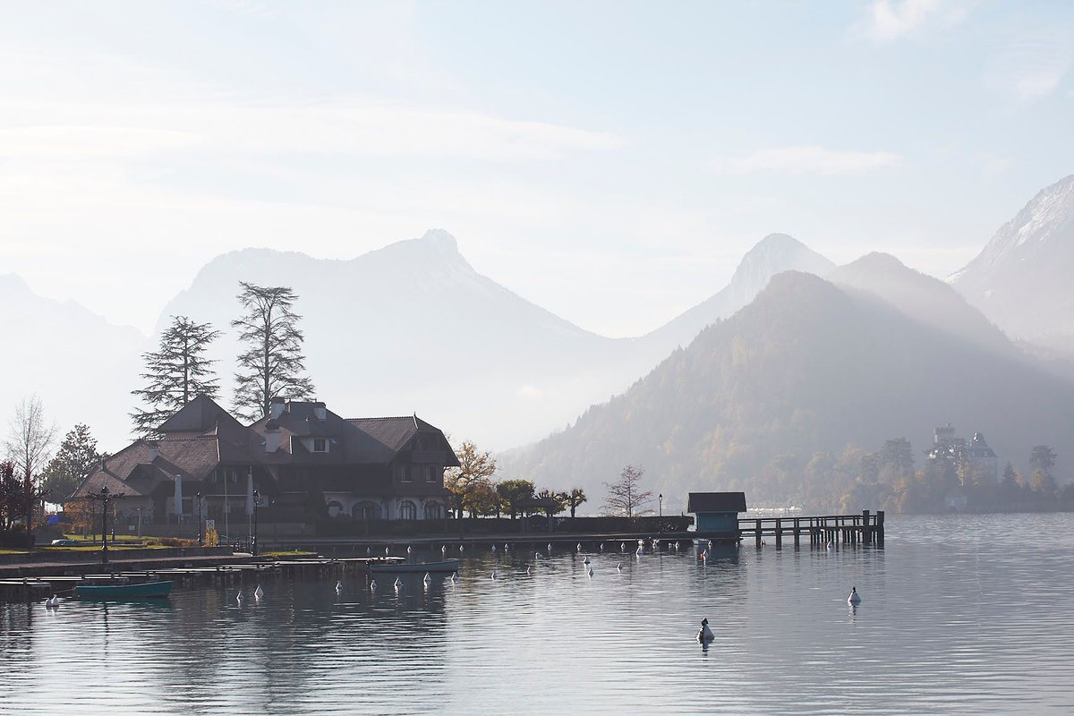 Nouvelle saison, nouvelles inspirations 🍂 

En cuisine, avec la #TeamSulpice on s'agite ! Prêts à faire les louanges de ce que la nature nous donnera.

________

📷 Thomas Dhellemmes 
#AubergeduPereBise #Talloires #LacAnnecy #GoodMorning #AnnecyLake