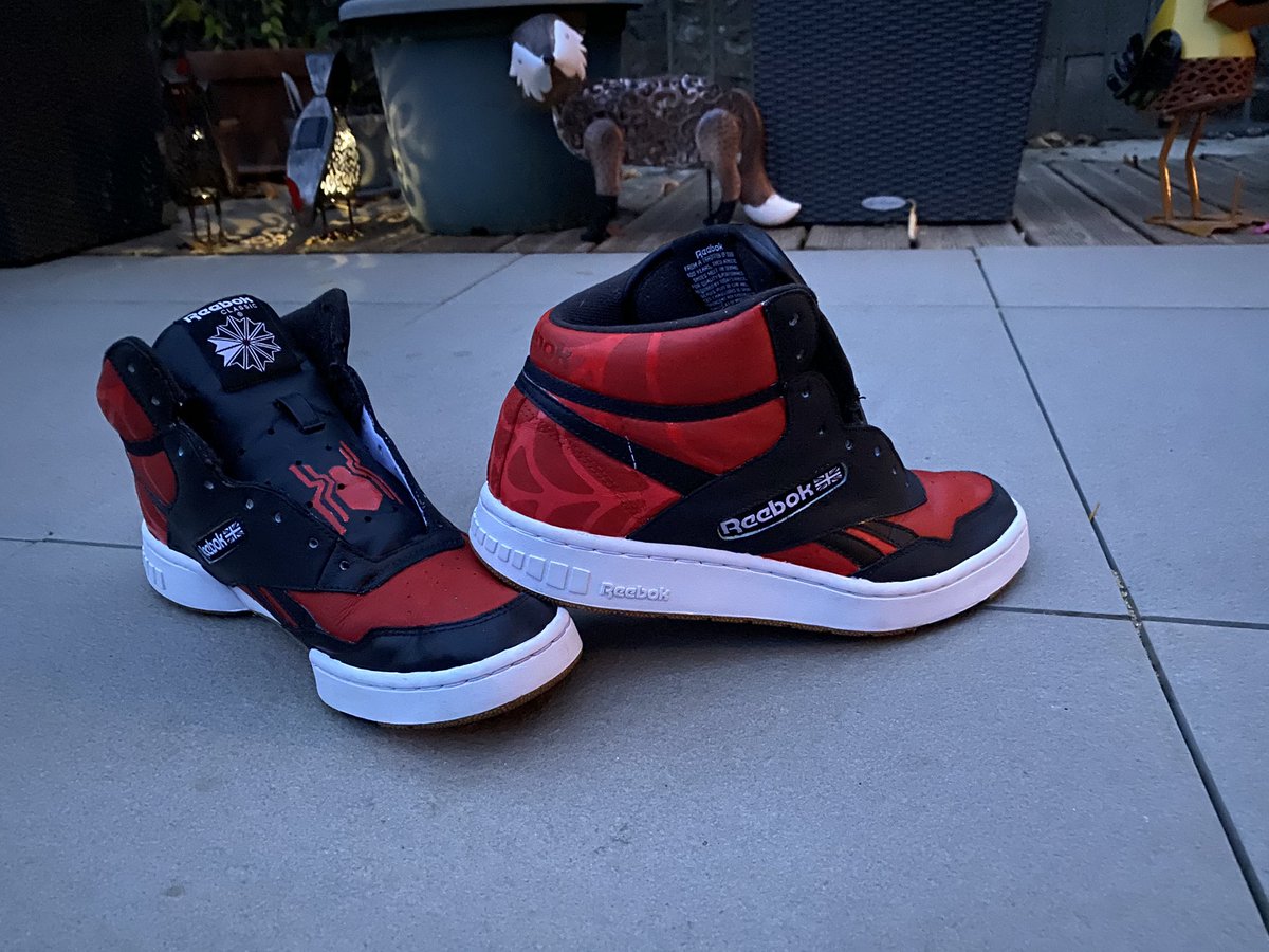 alixou29's tweet image. 1ère customisation terminée ! C’était un entraînement ! #custom #customshoes #firstpair #spiderman #training