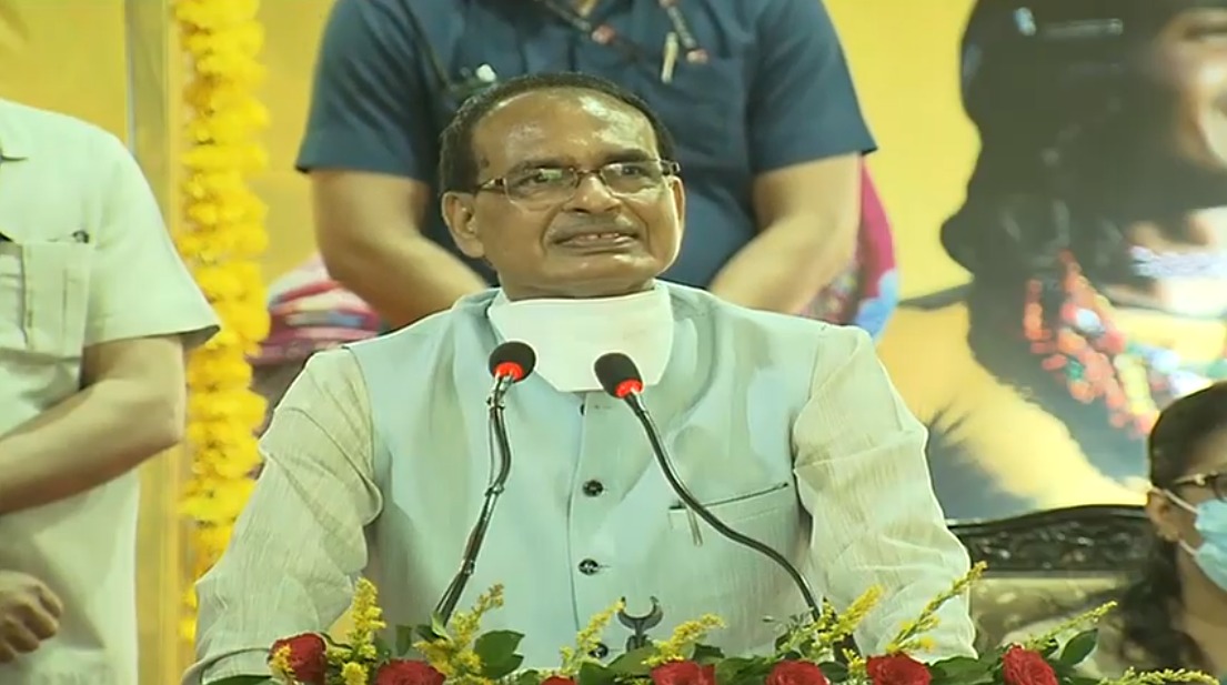 CMMadhyaPradesh's tweet photo. मेरी जिंदगी का मिशन जनता की सेवा है, जन सेवा ही भगवान की सेवा है। मुसीबत में पड़े इंसान की सेवा करना ही परमेश्वर की पूजा है: मुख्यमंत्री श्री @ChouhanShivraj 
#CMMPVanAdhikarUtsav https://t.co/uIikPDQso4