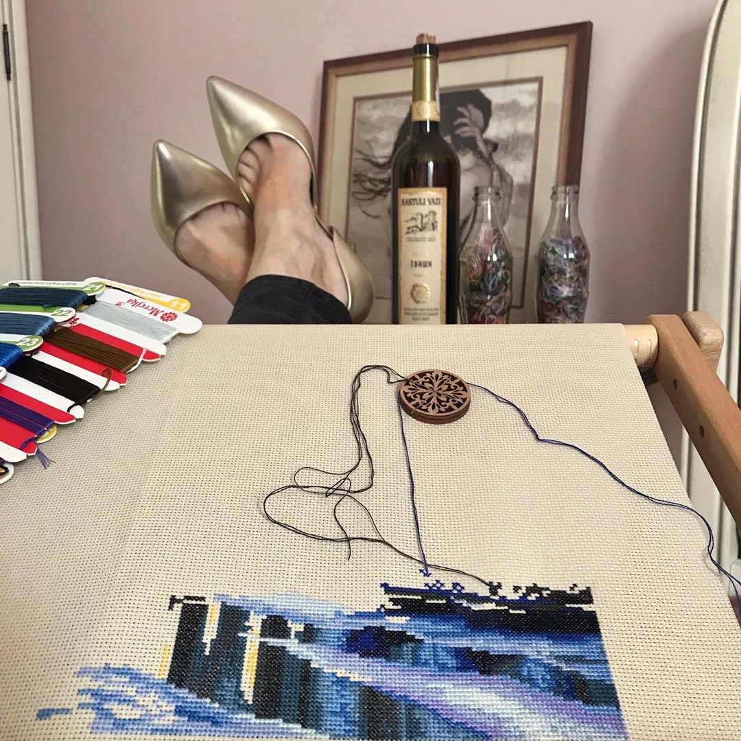 merejka's tweet photo. Excellent organization of weekend cross stitch process ❄️ Merejka K-169 Winter evening. #merejka #crossstitchkit #crossstitch #xstitch #hobbycraft #dmcthreads #zweigart https://t.co/9mk4cB34lF